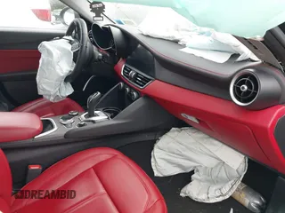2021 Alfa Romeo Giulia Ti z VIN ZARFANBN5M7643816, wystawiony jako IAAI lot #42231651 z przebiegiem 36 195 mil mil oraz . Historia ofert i sprzedaży dostępna na DreamBid. Obrazek 5.