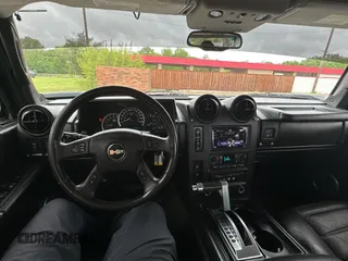 2005 Hummer H2 SUT z VIN 5GRGN22U15H123289, wystawiony jako Copart lot #55254575 z przebiegiem 161 105 mil mil oraz Tytuł czysty. Historia ofert i sprzedaży dostępna na DreamBid. Obrazek 9.