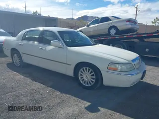 2003 Lincoln Town Car Signature z VIN 1LNHM82W33Y674801, wystawiony jako IAAI lot #41804806 z przebiegiem 168 305 mil mil oraz . Historia ofert i sprzedaży dostępna na DreamBid. Obrazek 1.