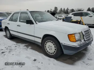 1986 Mercedes-Benz 300 E with VIN WDBEA30D0GA220989, listed as a Copart auction lot 86298874 with 74,521 mi miles and Clean Title. Bid and sale history available at carsss.com. Image 4.