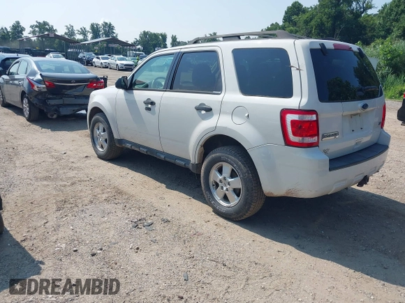 2011 Ford Escape XLT z VIN 1FMCU9DG3BKB69543, wystawiony jako IAAI lot #42763900 z przebiegiem 82 676 mil mil oraz . Historia ofert i sprzedaży dostępna na DreamBid. Obrazek 3.