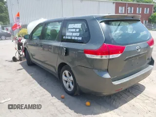 2012 Toyota Sienna z VIN 5TDZK3DC8CS274703, wystawiony jako IAAI lot #39643784 z przebiegiem 111 572 mil mil oraz . Historia ofert i sprzedaży dostępna na DreamBid. Obrazek 3.