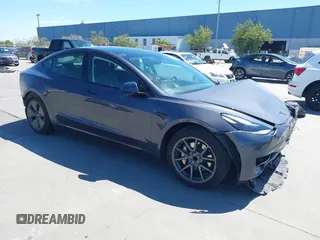 2023 Tesla Model 3 z VIN 5YJ3E1EA9PF674309, wystawiony jako IAAI lot #42324542 z przebiegiem 18 699 mil mil oraz . Historia ofert i sprzedaży dostępna na DreamBid. Obrazek 1.