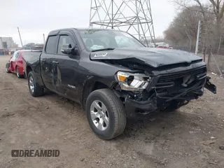 2021 Ram 1500 Big Horn z VIN 1C6RRFBG6MN757625, wystawiony jako IAAI lot #41903013 z przebiegiem 26 148 mil mil oraz . Historia ofert i sprzedaży dostępna na DreamBid. Obrazek 1.