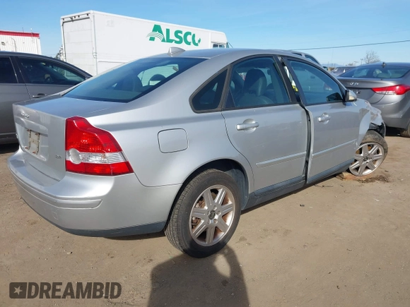 2006 Volvo S40 2.4L with VIN YV1MS390062206586, listed as a IAAI auction lot 41637405 with 90,789 mi miles. Bid and sale history available at carsss.com. Image 4.