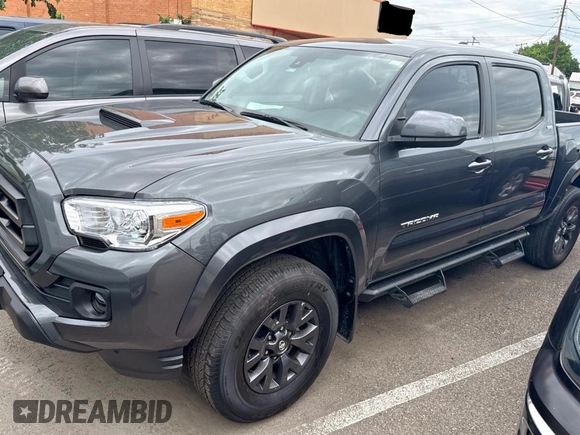 2023 Toyota Tacoma SR5 z VIN 3TMAZ5CN2PM196688, wystawiony jako Copart lot #58993285 z przebiegiem 4331 mil mil oraz Szkody całkowita. Historia ofert i sprzedaży dostępna na DreamBid. Obrazek 2.