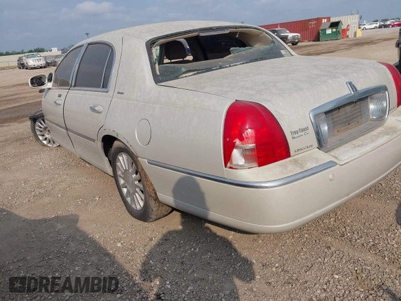 2004 Lincoln Town Car Ultimate z VIN 1LNHM83W44Y661605, wystawiony jako IAAI lot #42272891 z przebiegiem Nie podano mil oraz . Historia ofert i sprzedaży dostępna na DreamBid. Obrazek 3.