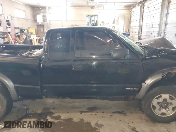2002 Chevrolet S-10 LS with VIN 1GCCT19W328189054, listed as a IAAI auction lot 41660988 with 217,256 mi miles. Bid and sale history available at carsss.com. Image 13.