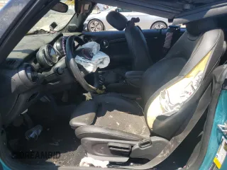 2017 MINI Convertible Cooper z VIN WMWWG5C33H3C99423, wystawiony jako Copart lot #61426325 z przebiegiem Nie podano mil oraz Nie do naprawy • Non repairable. Historia ofert i sprzedaży dostępna na DreamBid. Obrazek 7.