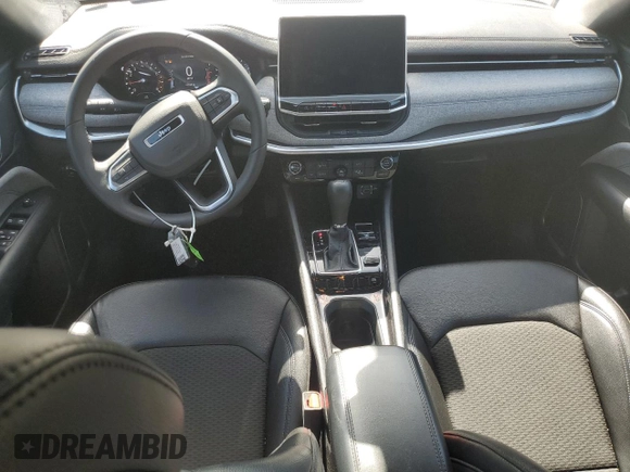 2024 Jeep Compass Latitude z VIN 3C4NJDBN2RT109871, wystawiony jako Copart lot #65576335 z przebiegiem 43 598 mil mil oraz Czysty tytuł • Clean title. Historia ofert i sprzedaży dostępna na DreamBid. Obrazek 8.