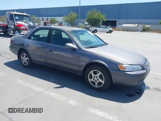 1999 Toyota Camry LE z VIN JT2BF22K1X0183641, wystawiony jako IAAI lot #42499583 z przebiegiem 217 746 mil mil oraz . Historia ofert i sprzedaży dostępna na DreamBid. Obrazek 1.