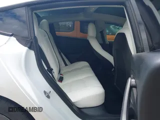 2021 Tesla Model 3 Standard Range Plus z VIN 5YJ3E1EA3MF060027, wystawiony jako IAAI lot #42319107 z przebiegiem 44 339 mil mil oraz . Historia ofert i sprzedaży dostępna na DreamBid. Obrazek 8.