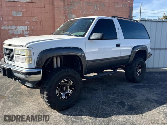 1993 GMC Yukon with VIN 1GKEK18K9PJ718702, listed as a Copart auction lot 82847154 with 103,848 mi miles and Clean Title. Bid and sale history available at carsss.com. Image 2.