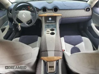 2012 Fisker Karma EcoChic z VIN YH4K16AA0CA000133, wystawiony jako Copart lot #82445934 z przebiegiem 104 427 mil mil oraz Szkody całkowita. Historia ofert i sprzedaży dostępna na DreamBid. Obrazek 8.