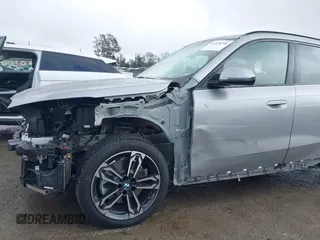 2023 BMW X1 xDrive28i z VIN WBX73EF02P5X48940, wystawiony jako IAAI lot #41528706 z przebiegiem 10 683 mil mil oraz . Historia ofert i sprzedaży dostępna na DreamBid. Obrazek 6.