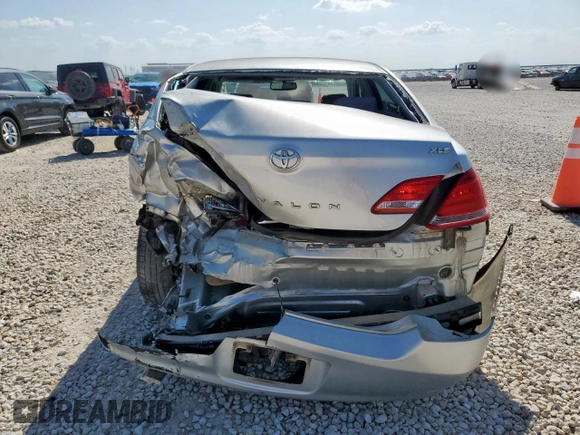 2006 Toyota Avalon XL z VIN 4T1BK36B56U137851, wystawiony jako Copart lot #59928655 z przebiegiem 170 112 mil mil oraz Szkoda całkowita • Salvage title. Historia ofert i sprzedaży dostępna na DreamBid. Obrazek 6.