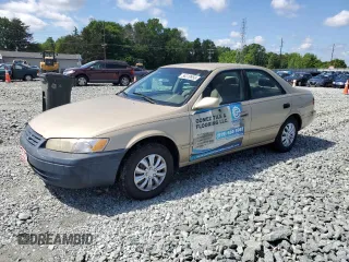 1999 Toyota Camry LE z VIN 4T1BG22K6XU394956, wystawiony jako Copart lot #56319955 z przebiegiem 295 946 mil mil oraz Szkoda całkowita • Salvage title. Historia ofert i sprzedaży dostępna na DreamBid. Obrazek 1.