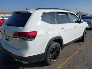 2023 Volkswagen Atlas SE z VIN 1V2WP2CA6PC533984, wystawiony jako IAAI lot #41021512 z przebiegiem 26 993 mil mil oraz . Historia ofert i sprzedaży dostępna na DreamBid. Obrazek 4.