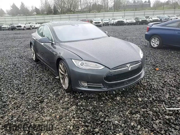 2016 Tesla Model S 90D z VIN 5YJSA1E47GF129744, wystawiony jako Copart lot #47797395 z przebiegiem 87 678 mil mil oraz Szkoda całkowita • Salvage title. Historia ofert i sprzedaży dostępna na DreamBid. Obrazek 10.