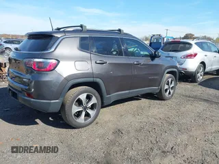 2017 Jeep Compass Latitude z VIN 3C4NJDBB9HT667415, wystawiony jako IAAI lot #40755033 z przebiegiem 106 943 mil mil oraz . Historia ofert i sprzedaży dostępna na DreamBid. Obrazek 4.