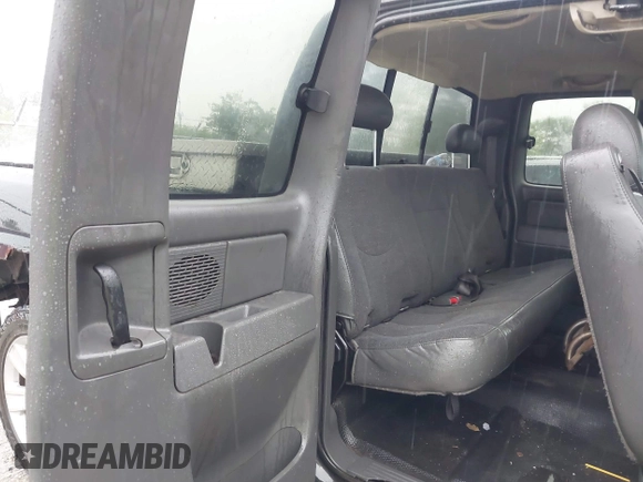 2005 Chevrolet Silverado 1500 Z71 z VIN 1GCEK19B75Z258531, wystawiony jako IAAI lot #42361011 z przebiegiem 167 717 mil mil oraz . Historia ofert i sprzedaży dostępna na DreamBid. Obrazek 8.