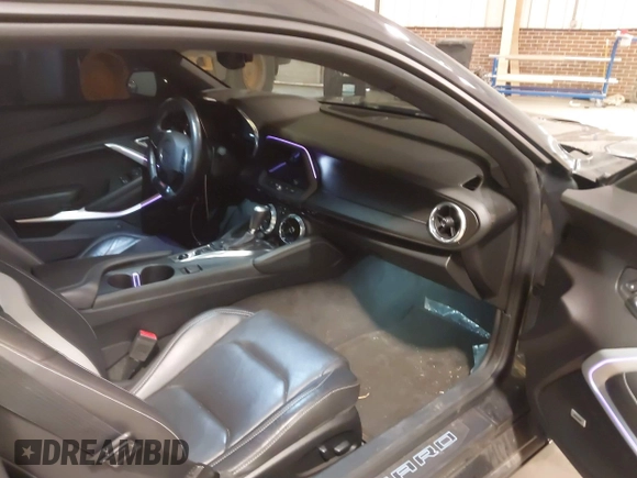 2018 Chevrolet Camaro 2SS with VIN 1G1FH1R76J0190616, listed as a IAAI auction lot 41595815 with 33,084 mi miles and . Bid and sale history available at DreamBid. Image 5.