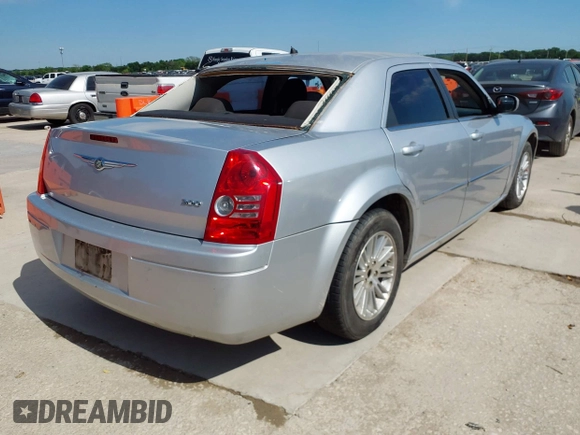 2008 Chrysler 300 LX z VIN 2C3LA43R68H106864, wystawiony jako IAAI lot #42044794 z przebiegiem 226 705 mil mil oraz . Historia ofert i sprzedaży dostępna na DreamBid. Obrazek 4.