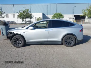 2017 Tesla Model X 90D z VIN 5YJXCAE25HF077689, wystawiony jako IAAI lot #42138029 z przebiegiem 71 574 mil mil oraz . Historia ofert i sprzedaży dostępna na DreamBid. Obrazek 15.