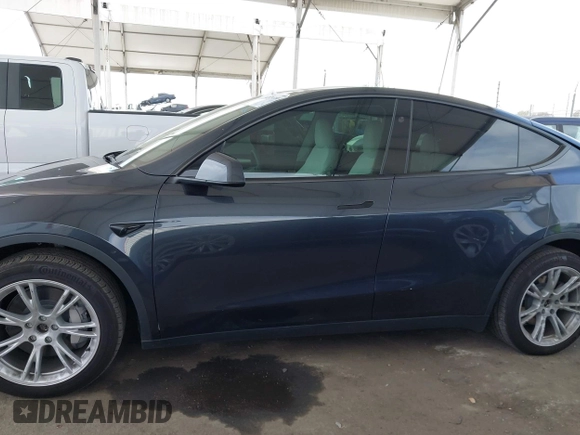 2024 Tesla Model Y Long Range z VIN 7SAYGDEE2RF069588, wystawiony jako IAAI lot #42024180 z przebiegiem 13 230 mil mil oraz . Historia ofert i sprzedaży dostępna na DreamBid. Obrazek 14.