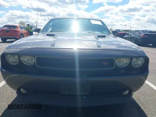 2013 Dodge Challenger R/T z VIN 2C3CDYBT6DH611180, wystawiony jako IAAI lot #42188218 z przebiegiem 101 023 mil mil oraz . Historia ofert i sprzedaży dostępna na DreamBid. Obrazek 12.