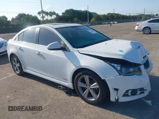 2014 Chevrolet Cruze 2LT z VIN 1G1PE5SB3E7477332, wystawiony jako IAAI lot #42173485 z przebiegiem 142 427 mil mil oraz . Historia ofert i sprzedaży dostępna na DreamBid. Obrazek 1.