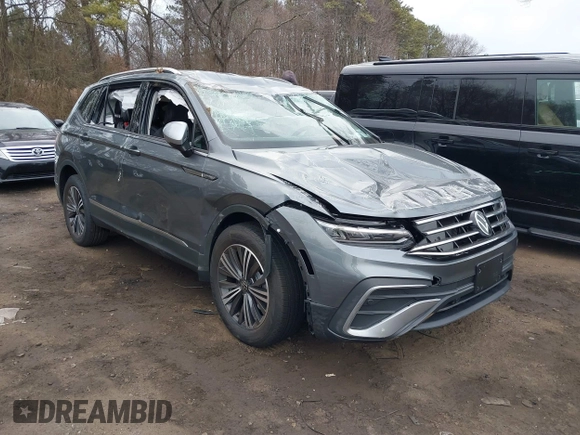 2024 Volkswagen Tiguan Wolfsburg Edition z VIN 3VV5B7AX4RM230768, wystawiony jako IAAI lot #41633709 z przebiegiem 107 mil mil oraz . Historia ofert i sprzedaży dostępna na DreamBid. Obrazek 1.