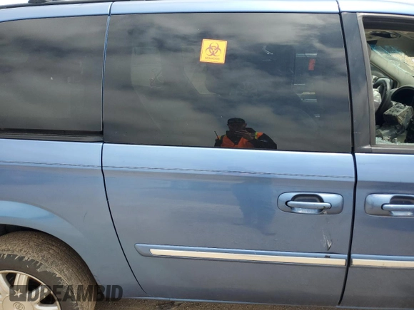 2007 Chrysler Town & Country Touring z VIN 2A4GP54L27R183214, wystawiony jako Copart lot #53818285 z przebiegiem Nie podano mil oraz Szkoda całkowita • Salvage title. Historia ofert i sprzedaży dostępna na DreamBid. Obrazek 11.