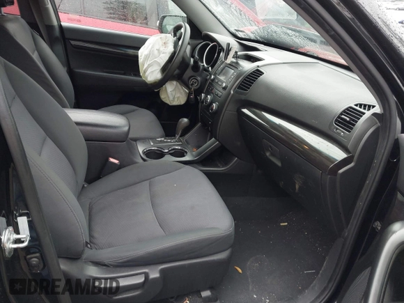 2013 Kia Sorento LX z VIN 5XYKT3A69DG354992, wystawiony jako IAAI lot #41538447 z przebiegiem 178 027 mil mil oraz . Historia ofert i sprzedaży dostępna na DreamBid. Obrazek 5.