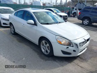 2013 Volvo S60 T5 Premier z VIN YV1612FS7D1231533, wystawiony jako IAAI lot #41854435 z przebiegiem 116 815 mil mil oraz . Historia ofert i sprzedaży dostępna na DreamBid. Obrazek 1.
