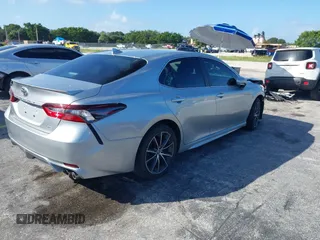 2023 Toyota Camry SE z VIN 4T1G11AK9PU805365, wystawiony jako IAAI lot #40647197 z przebiegiem 18 643 mil mil oraz . Historia ofert i sprzedaży dostępna na DreamBid. Obrazek 4.