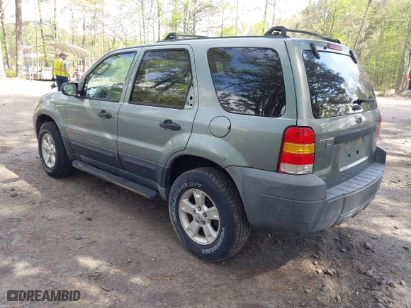2005 Ford Escape XLT with VIN 1FMYU93105DA09261, listed as a IAAI auction lot 42043063 with 92,203 mi miles. Bid and sale history available at carsss.com. Image 3.