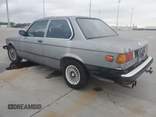 1983 BMW 3 Series z VIN WBAAG3306D9000984, wystawiony jako Copart lot #81789764 z przebiegiem 235 915 mil mil oraz Szkody całkowita. Historia ofert i sprzedaży dostępna na DreamBid. Obrazek 2.