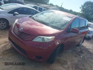 2012 Toyota Sienna LE AAS z VIN 5TDKK3DC7CS209567, wystawiony jako IAAI lot #42323115 z przebiegiem 293 604 mil mil oraz . Historia ofert i sprzedaży dostępna na DreamBid. Obrazek 18.