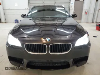 2013 BMW M5 z VIN WBSFV9C5XDC772672, wystawiony jako Copart lot #53732175 z przebiegiem 83 665 mil mil oraz Tytuł czysty. Historia ofert i sprzedaży dostępna na DreamBid. Obrazek 5.