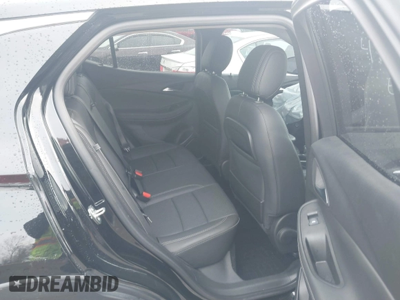 2023 Buick Encore GX Essence z VIN KL4MMGSL7PB104001, wystawiony jako IAAI lot #41102851 z przebiegiem 32 766 mil mil oraz . Historia ofert i sprzedaży dostępna na DreamBid. Obrazek 8.