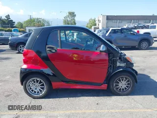 2013 Smart fortwo Pure z VIN WMEEJ3BAXDK632221, wystawiony jako IAAI lot #42243706 z przebiegiem 75 815 mil mil oraz . Historia ofert i sprzedaży dostępna na DreamBid. Obrazek 14.