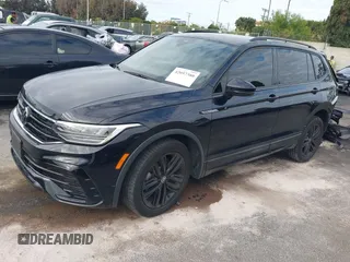 2022 Volkswagen Tiguan SE R-Line Black z VIN 3VVCB7AX6NM165794, wystawiony jako IAAI lot #42057380 z przebiegiem 25 700 mil mil oraz . Historia ofert i sprzedaży dostępna na DreamBid. Obrazek 2.