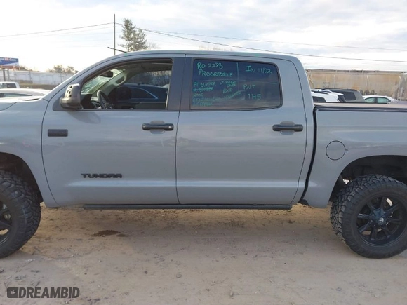 2018 Toyota Tundra 4WD SR5 with VIN 5TFHW5F12JX726353, listed as a IAAI auction lot 41148266 with NaN miles. Bid and sale history available at carsss.com. Image 14.