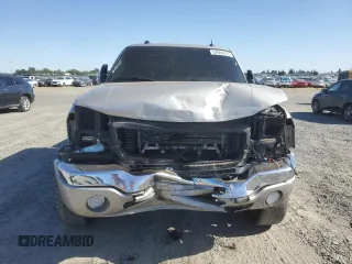 2005 GMC Sierra 2500HD SLE z VIN 1GTHK23205F973907, wystawiony jako Copart lot #57699575 z przebiegiem 229 412 mil mil oraz Szkoda całkowita • Salvage title. Historia ofert i sprzedaży dostępna na DreamBid. Obrazek 5.
