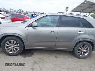 2013 Kia Sorento SX z VIN 5XYKW4A23DG400942, wystawiony jako IAAI lot #42185267 z przebiegiem 162 209 mil mil oraz . Historia ofert i sprzedaży dostępna na DreamBid. Obrazek 14.