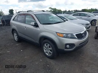 2012 Kia Sorento LX z VIN 5XYKTCA61CG278456, wystawiony jako IAAI lot #42211685 z przebiegiem 128 623 mil mil oraz . Historia ofert i sprzedaży dostępna na DreamBid. Obrazek 1.