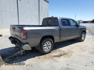 2024 Nissan Frontier SV z VIN 1N6ED1FK7RN602528, wystawiony jako Copart lot #55516095 z przebiegiem 28 136 mil mil oraz Szkody całkowita. Historia ofert i sprzedaży dostępna na DreamBid. Obrazek 3.