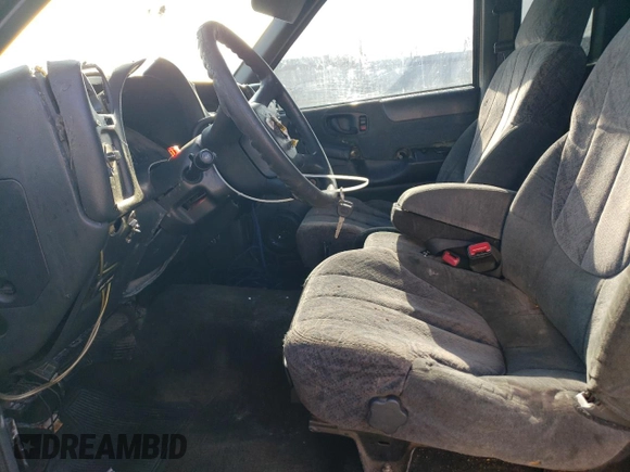 2000 GMC Sonoma SLS z VIN 1GTCS19W2Y8161077, wystawiony jako Copart lot #82616024 z przebiegiem 212 356 mil mil oraz Szkody całkowita. Historia ofert i sprzedaży dostępna na DreamBid. Obrazek 7.