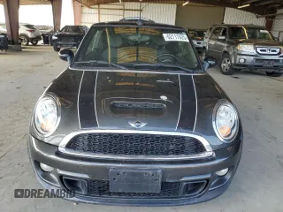 2013 MINI Convertible S z VIN WMWZP3C56DT705270, wystawiony jako Copart lot #62717625 z przebiegiem 85 388 mil mil oraz Czysty tytuł • Clean title. Historia ofert i sprzedaży dostępna na DreamBid. Obrazek 5.